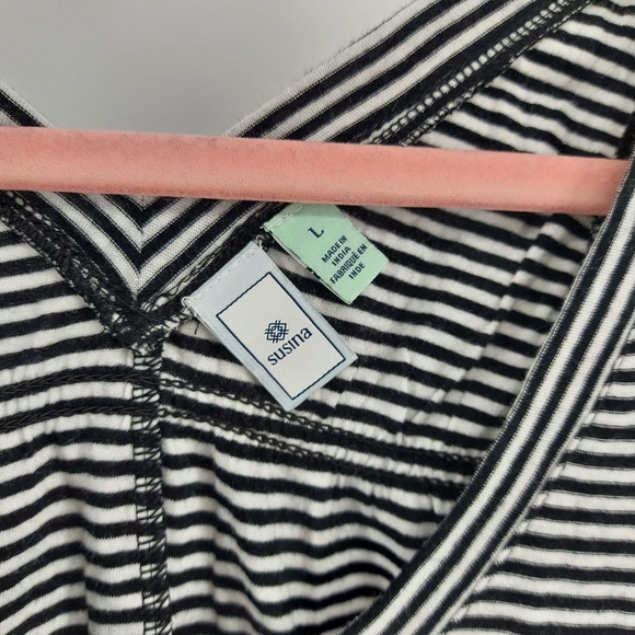 Susina black and white stripe v neck tank top back gathering - Picture 4 of 9